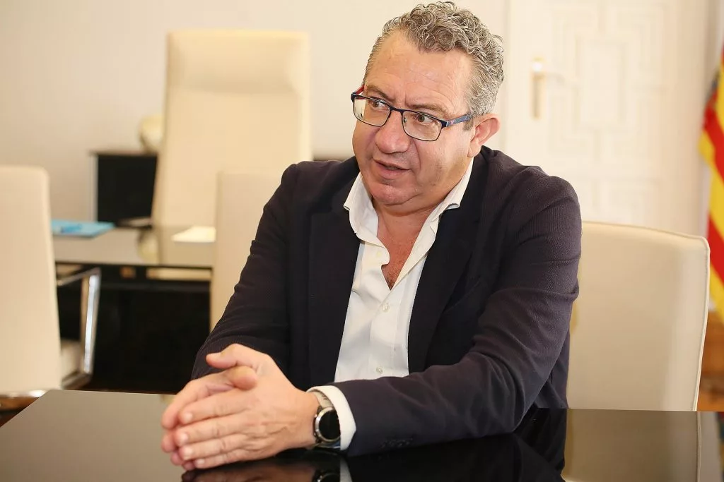 La apuesta por el municipalismo, la defensa del agua y la sintonía con la Generalitat Valenciana en la acción de gobierno han marcado los primeros cien días de Toni Pérez al frente de la Diputación de Alicante