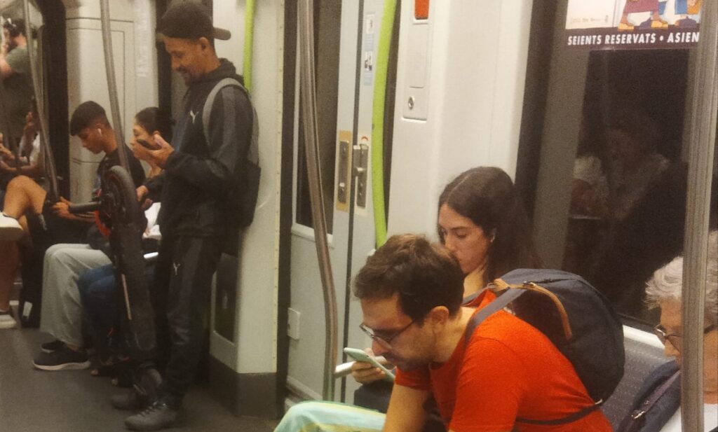 FGV limitará a dos patinetes eléctricos y dos bicicletas por metro y tranvía a partir del 1 de diciembre