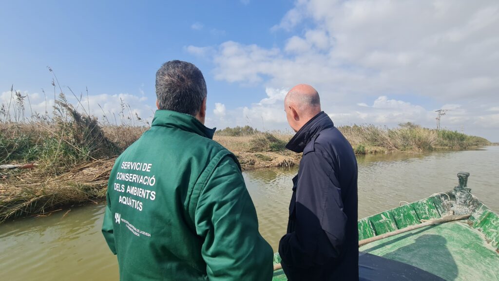 Jose Gosalbez, concejal de Devesa/Albufera comprueba el estado y nivel de la laguna