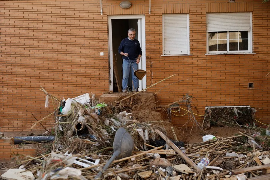Un hombre limpia su vivienda de los daños causados por las inundaciones en la localidad de Paiporta, Valencia. EFE/Biel Aliño