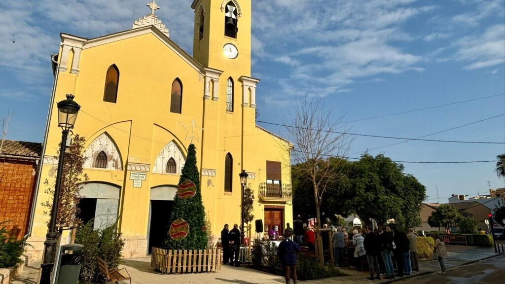 Árbol de Navidad en la plaza de la Iglesia de Forn d'Alcedo Compartir en Whatsapp Compartir en Twitter Compartir en Facebook Compartir en mail 05/12/2024