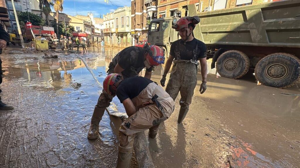 La Generalitat Valenciana asegura que los autónomos cobrarán sus ayudas por la DANA antes de Navidad Gente recogiendo barro por la DANA