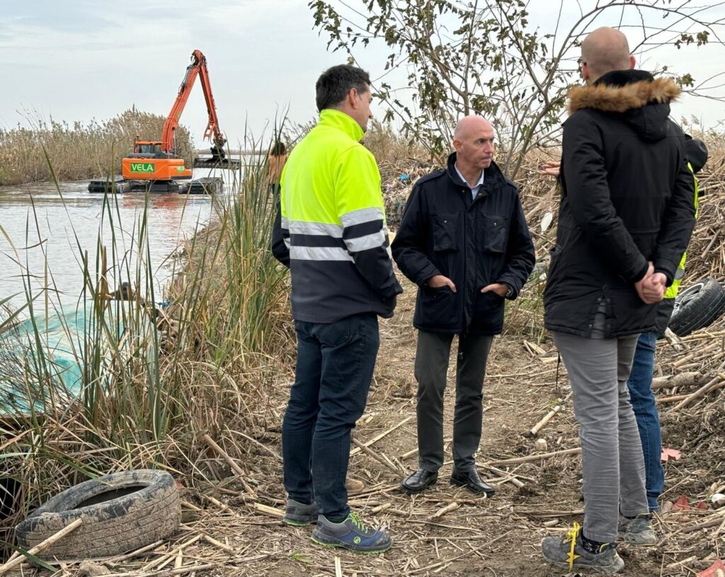 El-concejal-Jose-Gosalbez-concejal-de-Devesa-Albufera-reunido-con-los-técnicos-encargados-de-la-limpieza-del-lago-de-la-Albufera