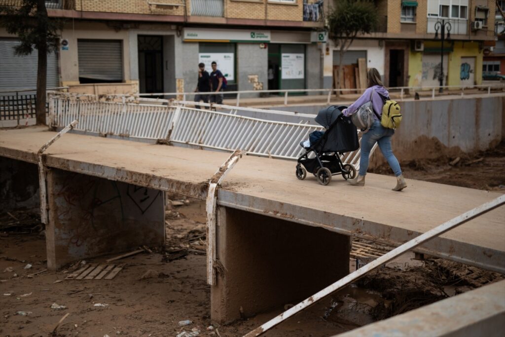 El Consell lanza ayudas de 2.000 euros por nacimiento o adopción para familias afectadas por la DANA Una mujer con un silla de un niño cruza un puente de Aldaia, a 12 de noviembre de 2024. Foto: A.MARTÍNEZ VÉLEZ/EP