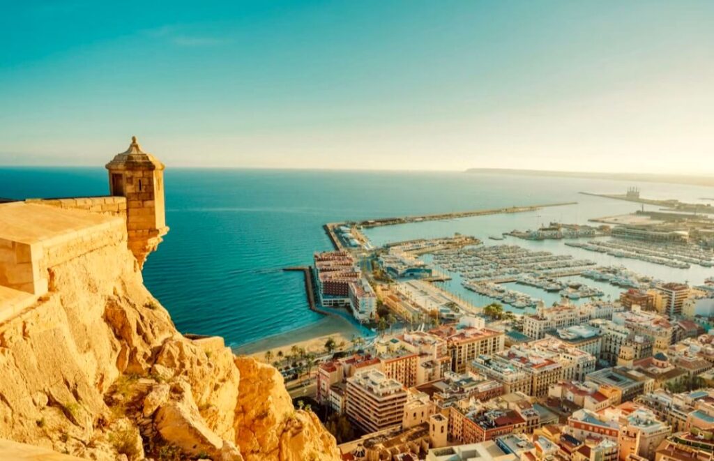 Los 3 pueblos más bonitos de Alicante para visitar este verano Visita de la ciudad de Alicante desde las alturas