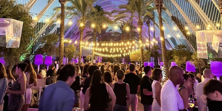 El vino de Requena conquista L’Umbracle este verano Personas disfrutando de una cata de vinos de Requena en L'Umbracle de la Ciudad de las Artes y las Ciencias de Valencia