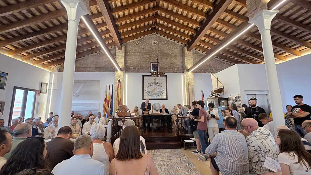 Pescadores, asistentes y autoridades durante el histórico Sorteo dels Redolins celebrado en El Palmar, una tradición centenaria de la Albufera de Valencia.