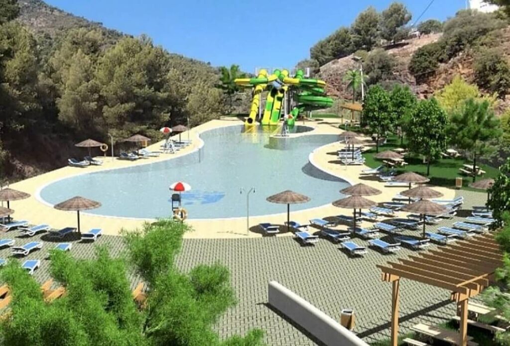 Parque temático acuático Aquacoves en la Vall d’Uixó, con piscinas, toboganes y zona splash infantil junto a les Coves de Sant Josep